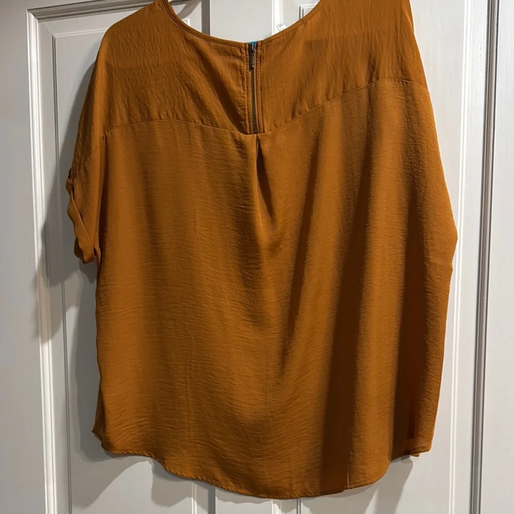 Woman’s Top - Picture 2 of 8